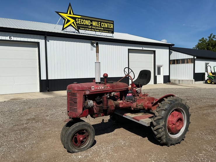 1946-case-ih-farmall-b-image-1