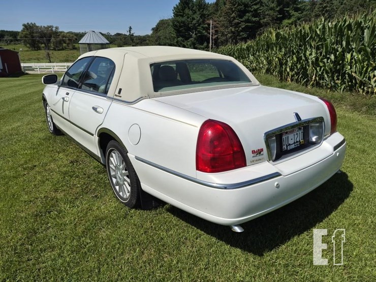 2002-lincoln-towncar-image-9