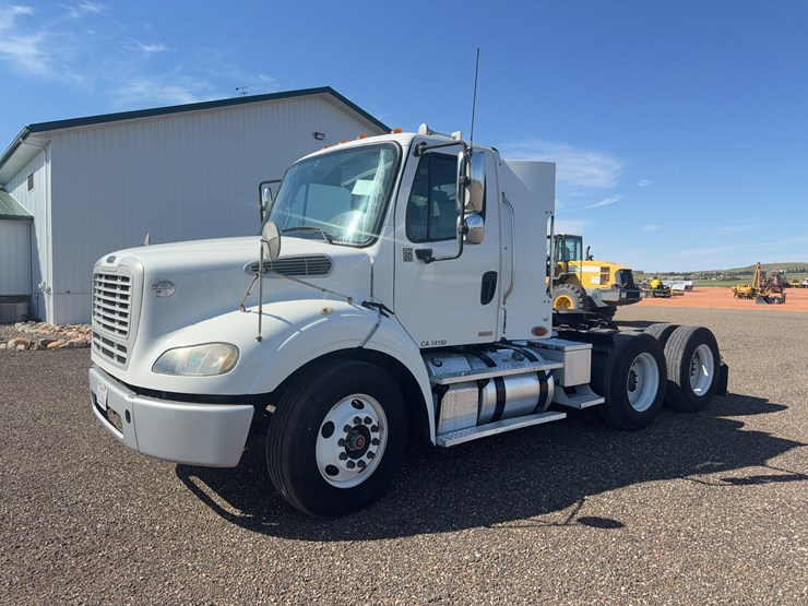 2012-freightliner-business-class-m2-112-day-cab-semi-image-1
