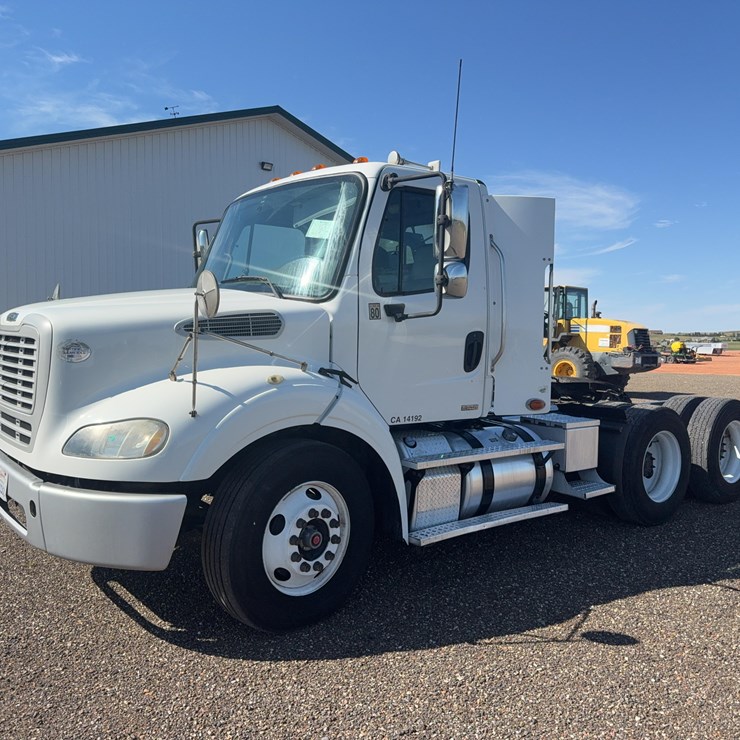 2012 Freightliner Business Class M2 112 Day Cab Semi