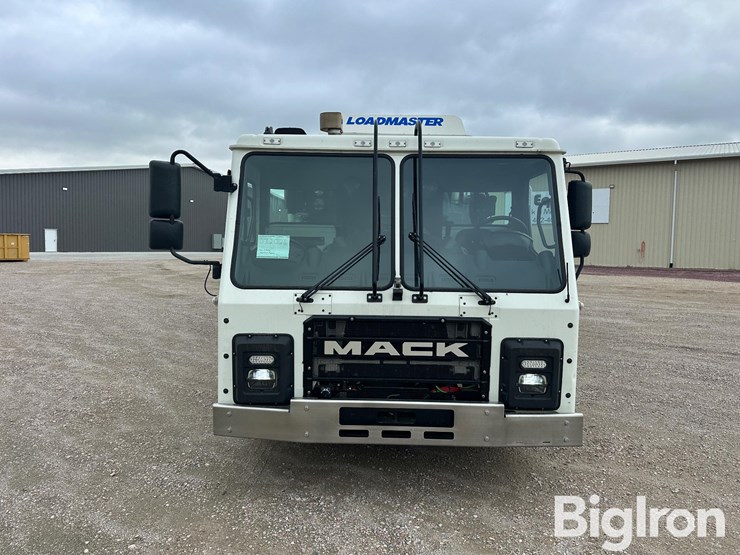2024-mack-lr64-loadmaster-sideloader-t/a-garbage-truck-image-2