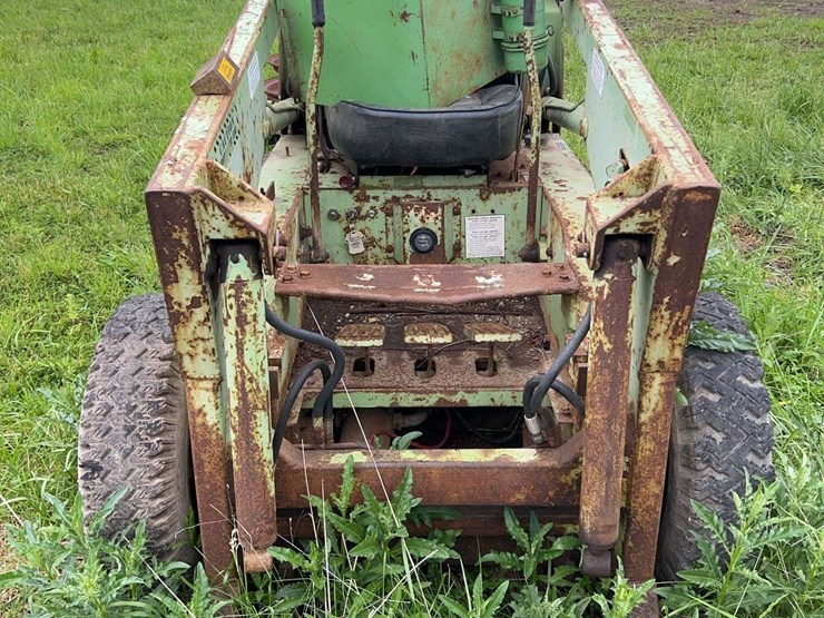 omc-1200-mustang-skid-loader-image-8