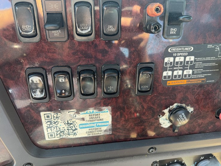 2012-freightliner-business-class-m2-112-day-cab-semi-image-35