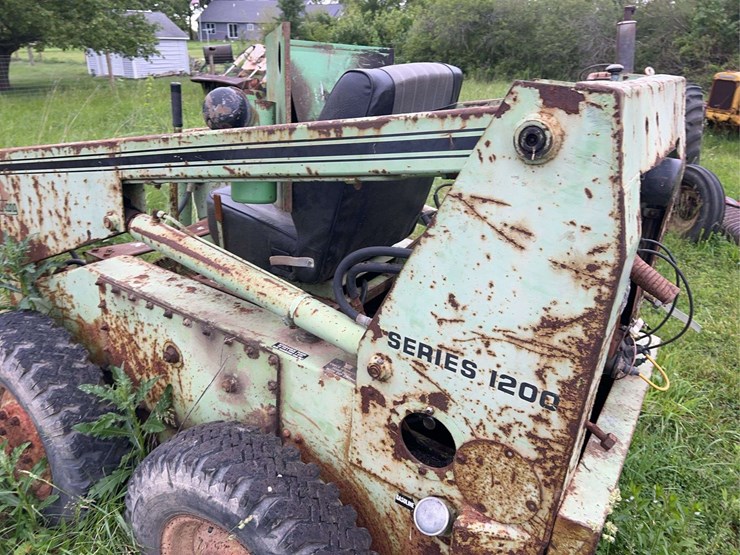omc-1200-mustang-skid-loader-image-36