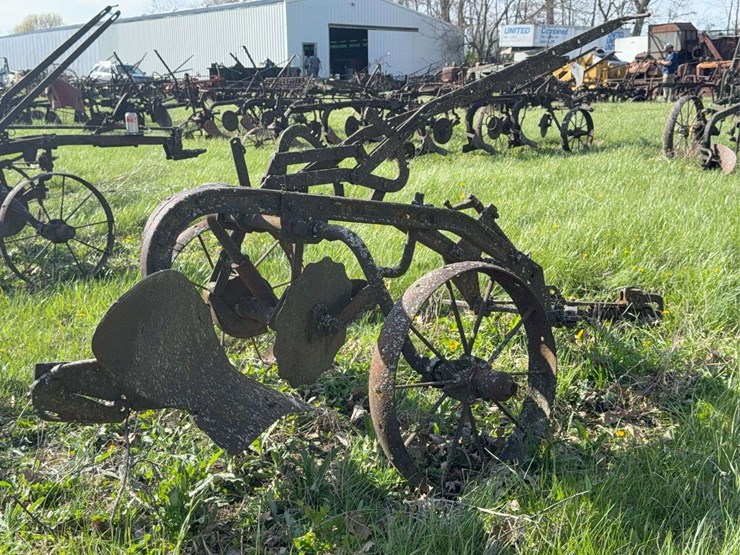 john-deere-12-image-1