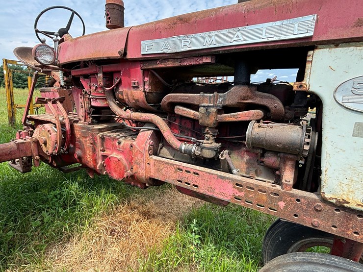#2567-•-mccormick-farmall-560-gas-tractor-image-32