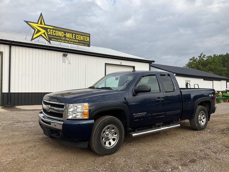 #2052-•-2010-chevrolet-silverado-4x4-pickup-truck-image-1