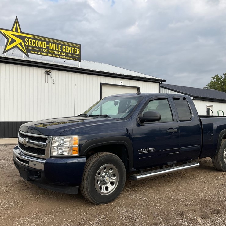 #2052 • 2010 Chevrolet Silverado 4x4 Pickup Truck