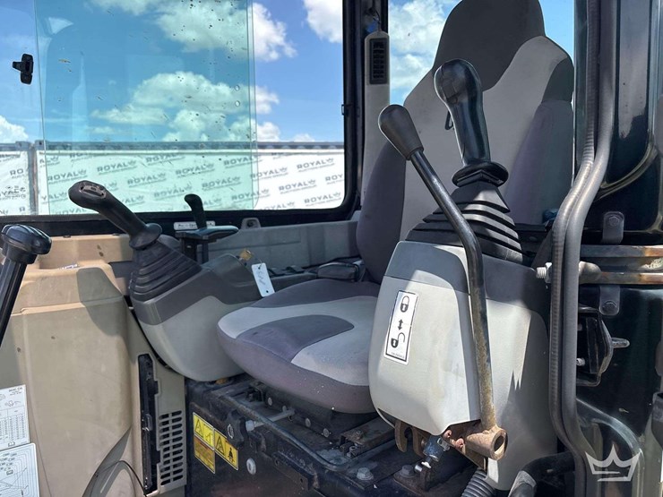 2010-caterpillar-303c-cr-mini-excavator-image-22