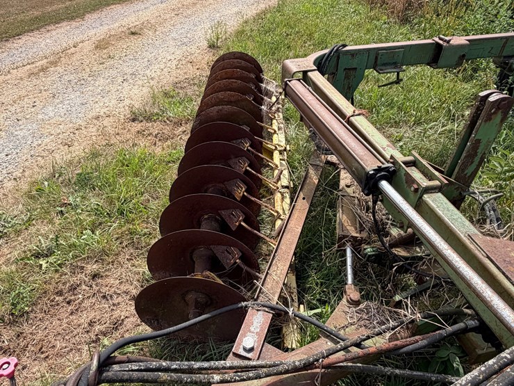 john-deere-220-image-10