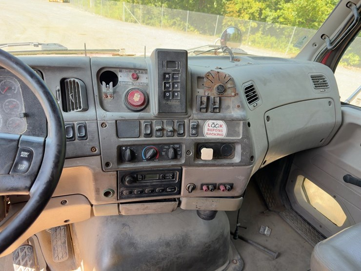 2008-sterling-lt9500-image-21