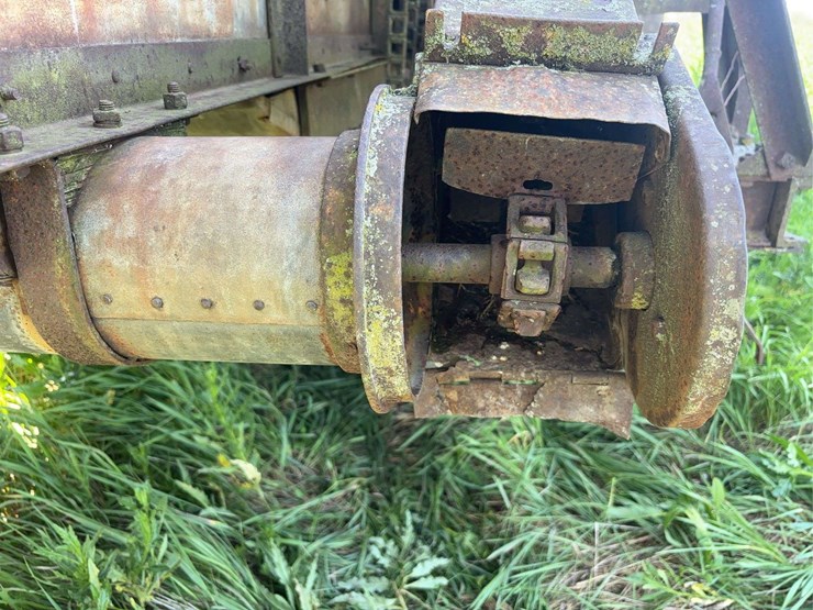 holt-caterpillar-pull-type-combine-image-35