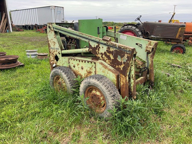 omc-1200-mustang-skid-loader-image-7