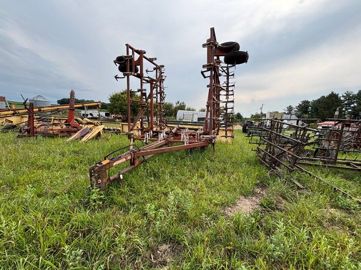 #2621-•-wil-rich-27'-field-cultivator-image-1