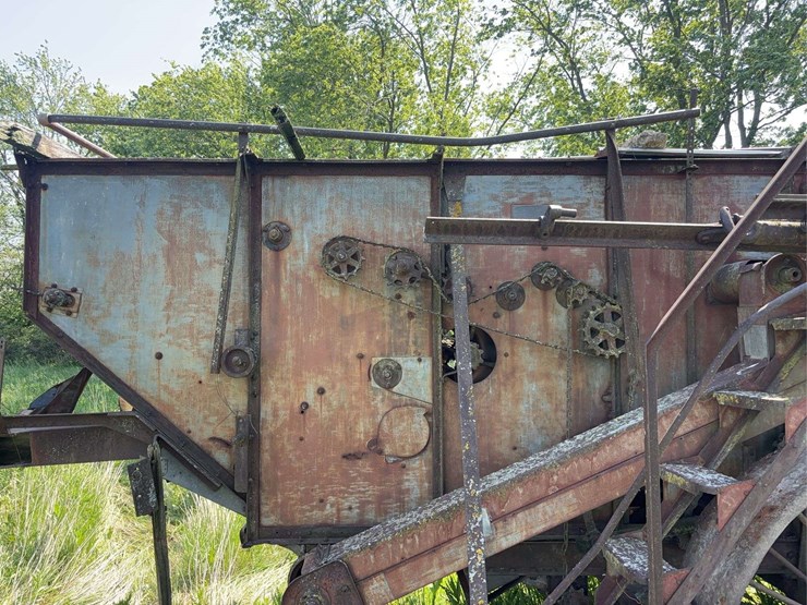 holt-caterpillar-pull-type-combine-image-40