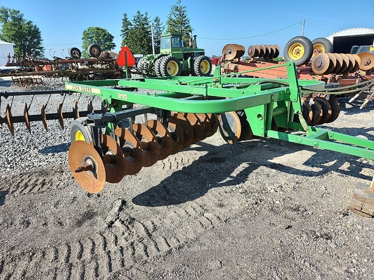 john-deere-210-image-12