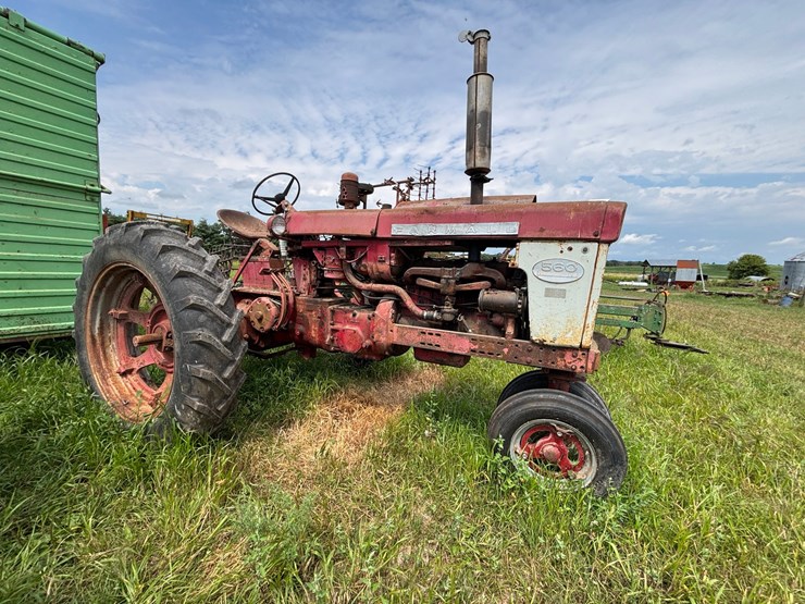 #2567-•-mccormick-farmall-560-gas-tractor-image-5