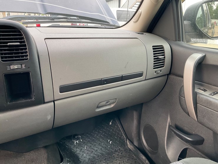 #2052-•-2010-chevrolet-silverado-4x4-pickup-truck-image-92