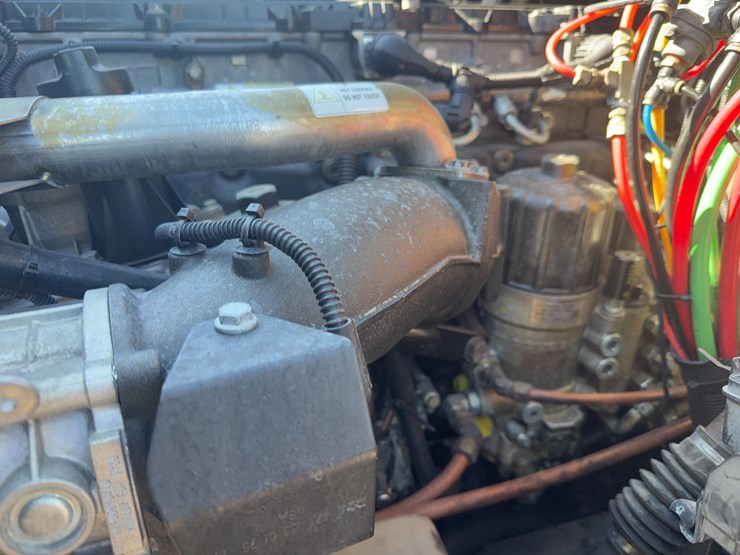 2012-freightliner-business-class-m2-112-day-cab-semi-image-12