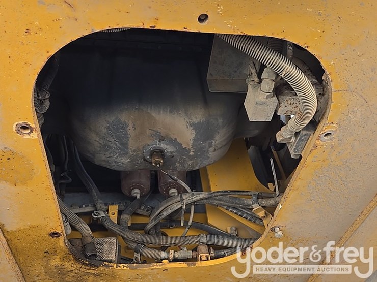 2011-deere-450d-lc-image-45