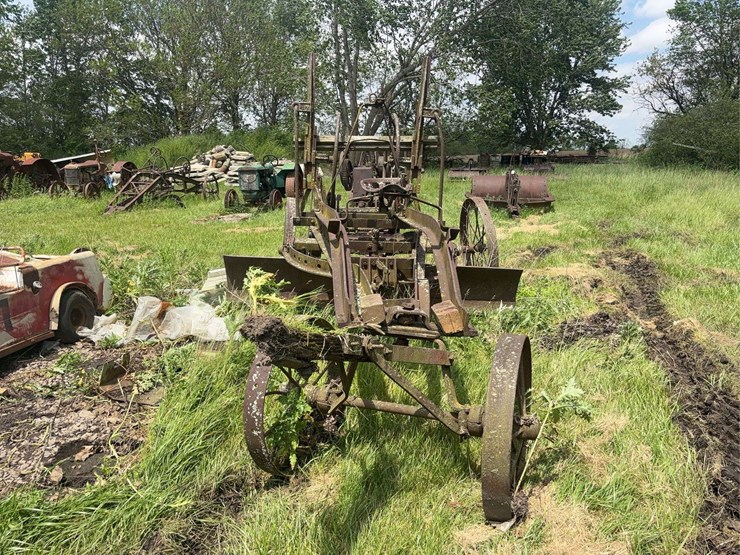 pull-type-road-grader-image-2