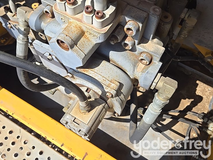 2011-deere-450d-lc-image-43