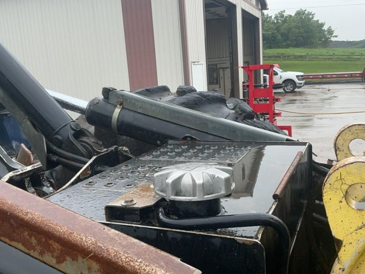 2014-deere-648h-image-38