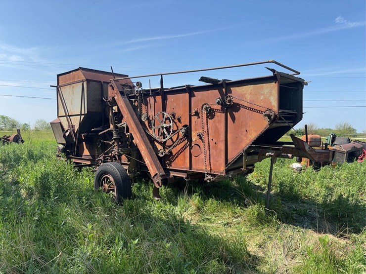 holt-caterpillar-pull-type-combine-image-7