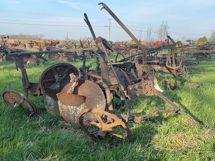 ihc-2-bottom-disc-plow-image-1