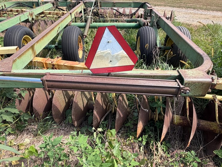 john-deere-220-image-22