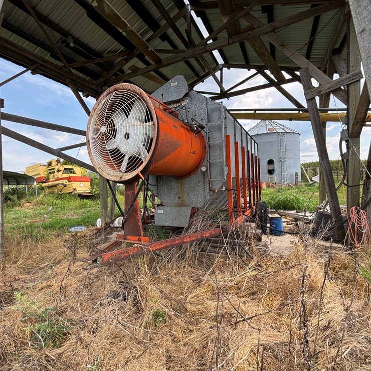 #2585 • Farm Fans Grain Dryer