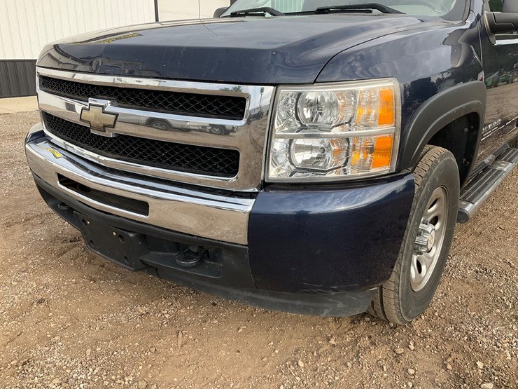 #2052-•-2010-chevrolet-silverado-4x4-pickup-truck-image-13