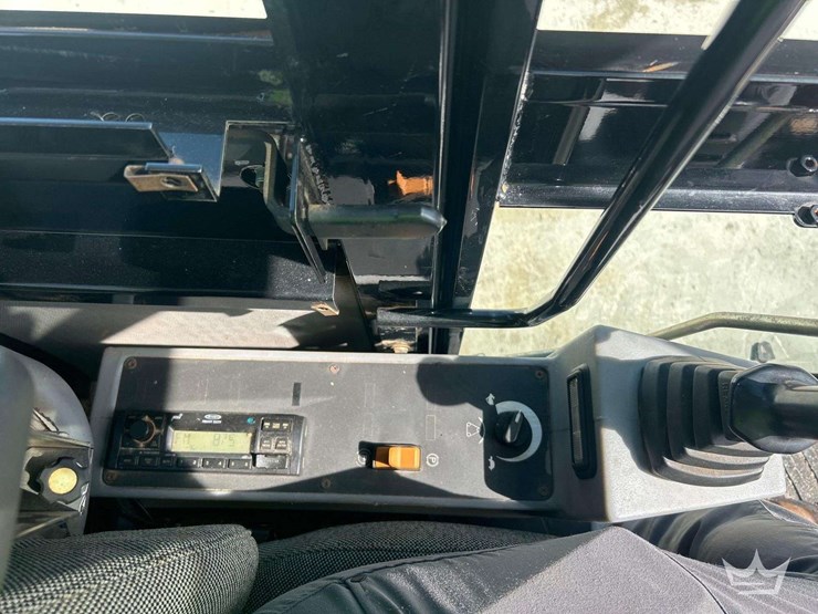 2017-freightliner-m2-106-image-42
