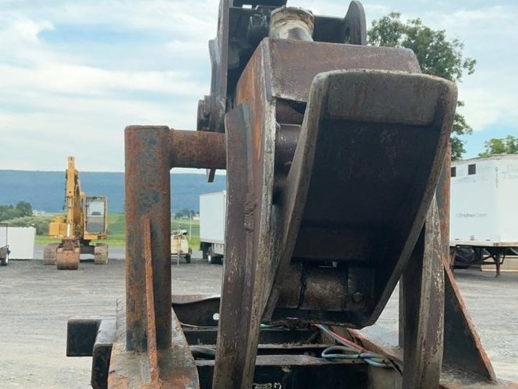 2015-deere-335d-image-34