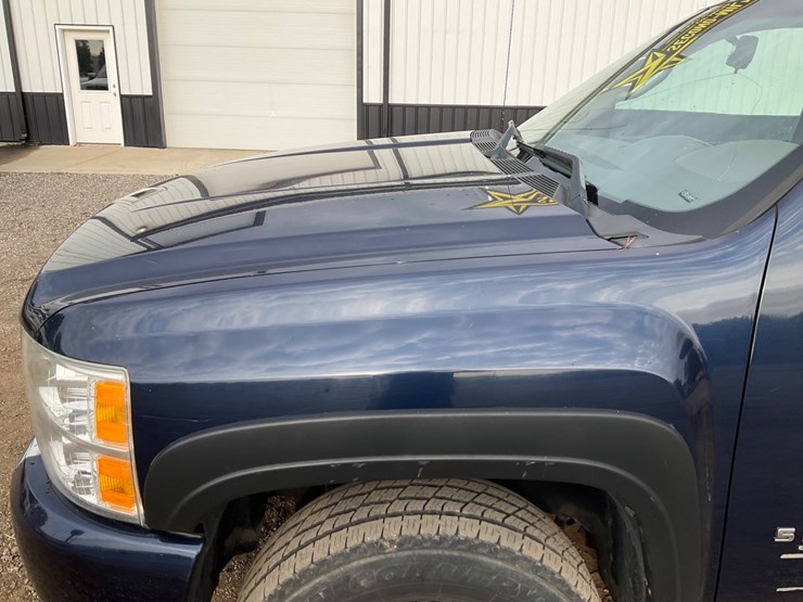 #2052-•-2010-chevrolet-silverado-4x4-pickup-truck-image-14