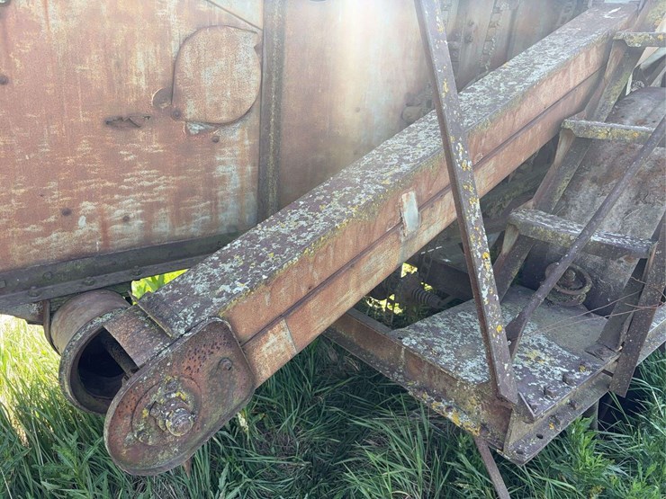 holt-caterpillar-pull-type-combine-image-38