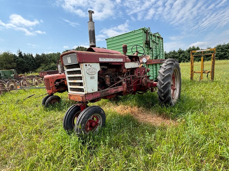 #2567-•-mccormick-farmall-560-gas-tractor-image-1