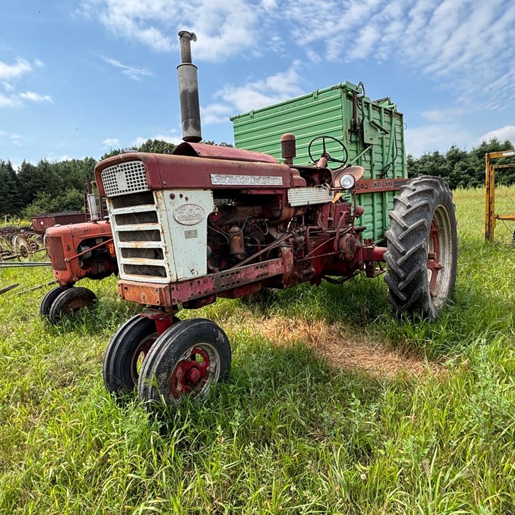 #2567 • McCormick Farmall 560 Gas Tractor