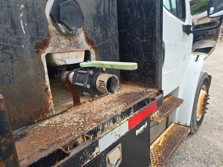 2006-freightliner-m2-106-image-70