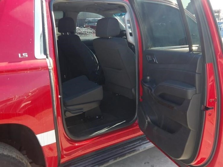 2016-chevrolet-suburban-image-11