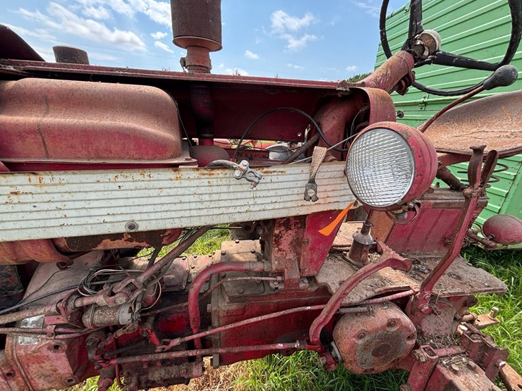 #2567-•-mccormick-farmall-560-gas-tractor-image-14