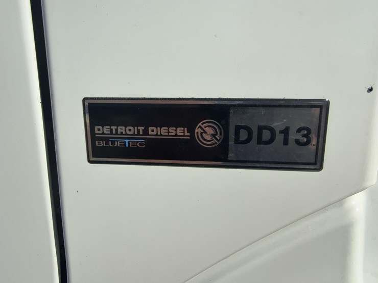 2012-freightliner-business-class-m2-112-day-cab-semi-image-7