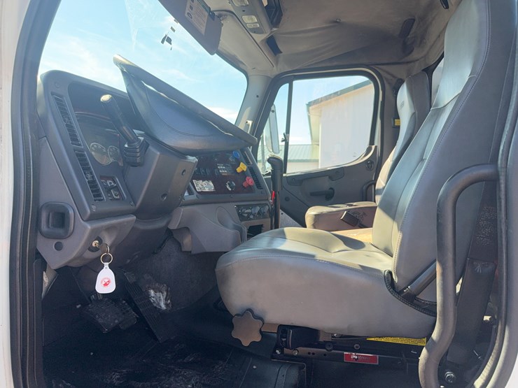 2012-freightliner-business-class-m2-112-day-cab-semi-image-32