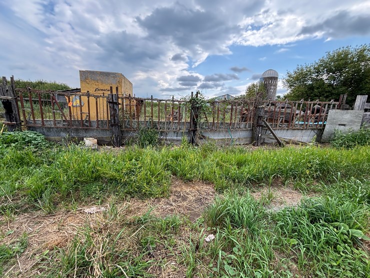 #2590-•-(4)-farm-shop-self-locking-head-gates-image-1