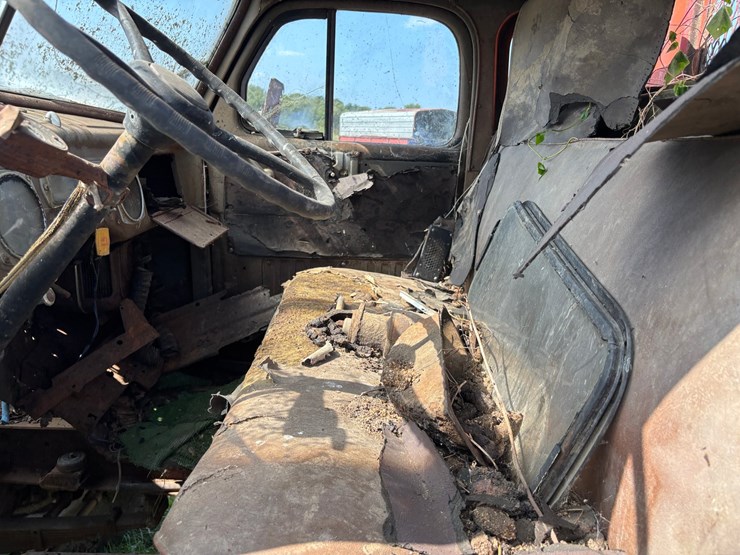#2583-•-dodge-flatbed-truck-(no-title,-for-parts)-image-11