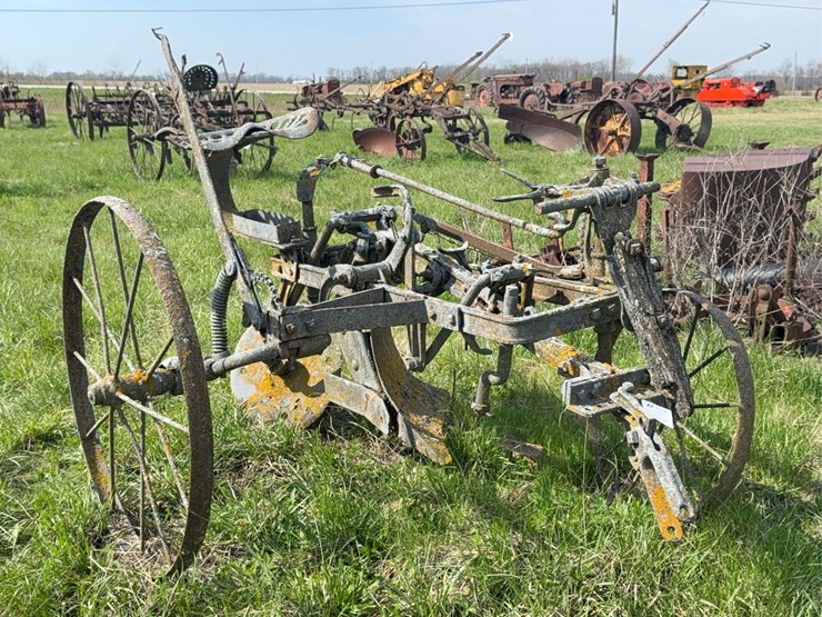 deering-14”-one-bottom-sulky-plow-image-1