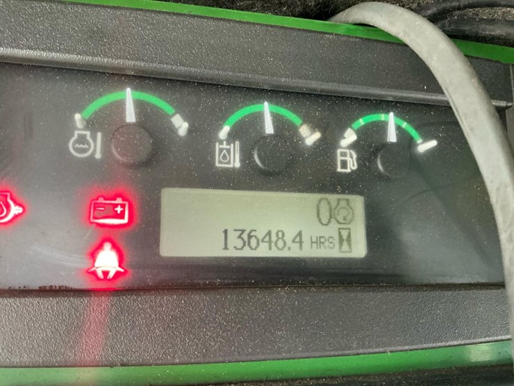 2015-deere-335d-image-30