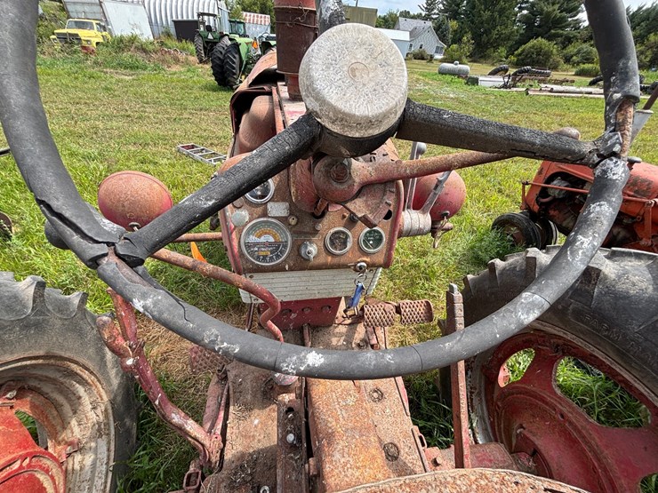 #2567-•-mccormick-farmall-560-gas-tractor-image-17