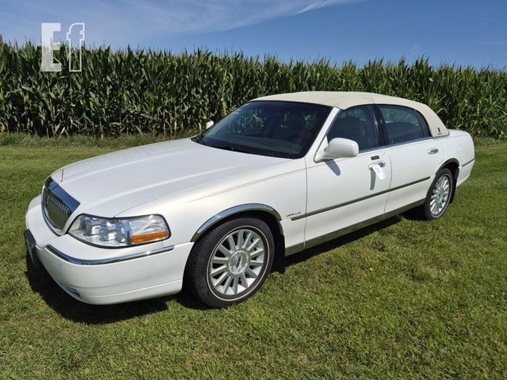 2002-lincoln-towncar-image-1