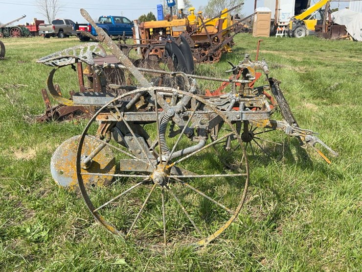 deering-14”-one-bottom-sulky-plow-image-2